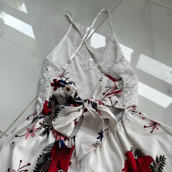 White Lace & Floral Romper | Size M | Red Pink Hibiscus Print - Picture 6 of 7